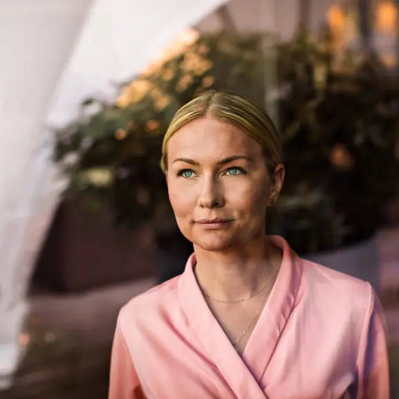 Affärskvinna tittar ut ur fönster drömmande par kramas i köket framför dator