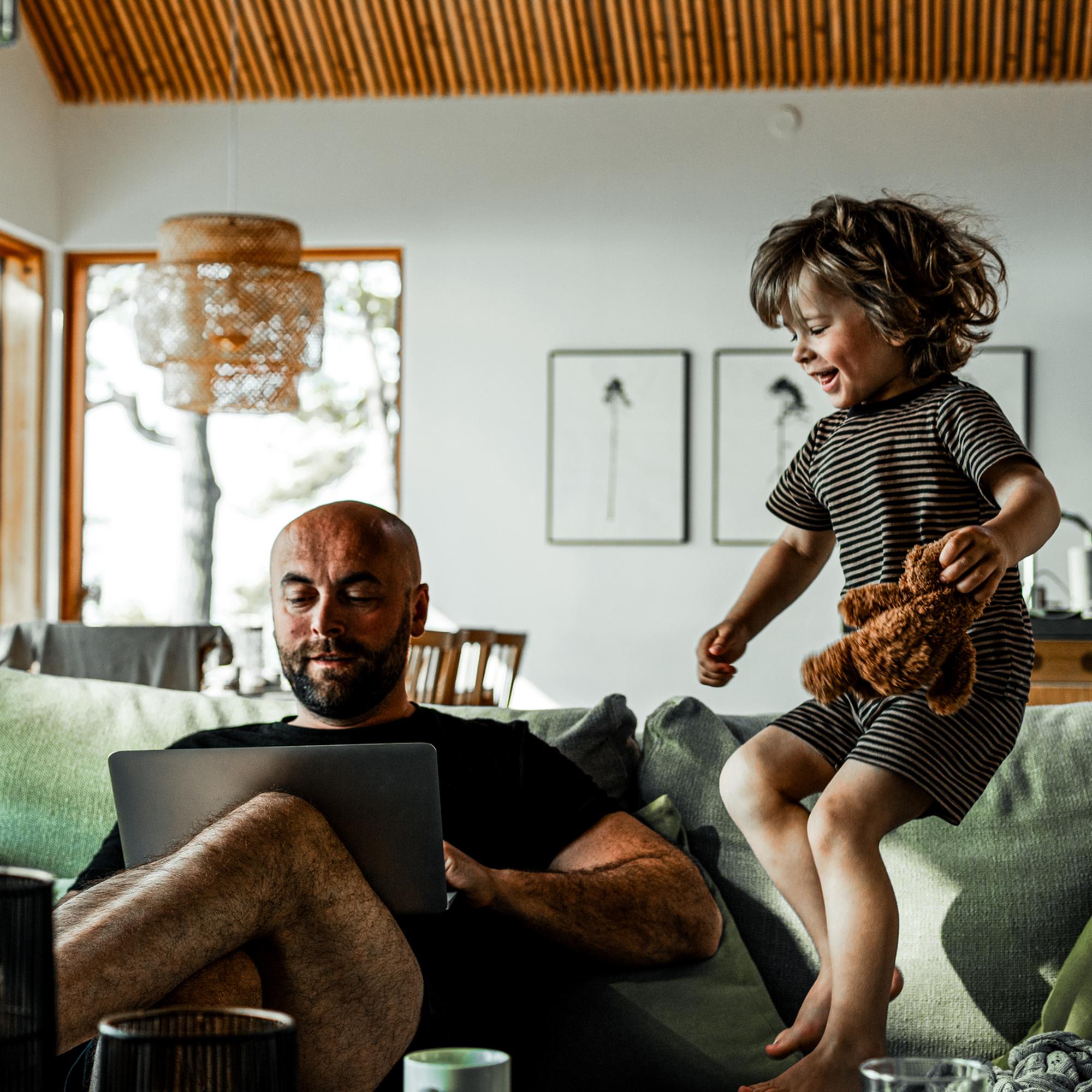 Barn hoppar i soffa.