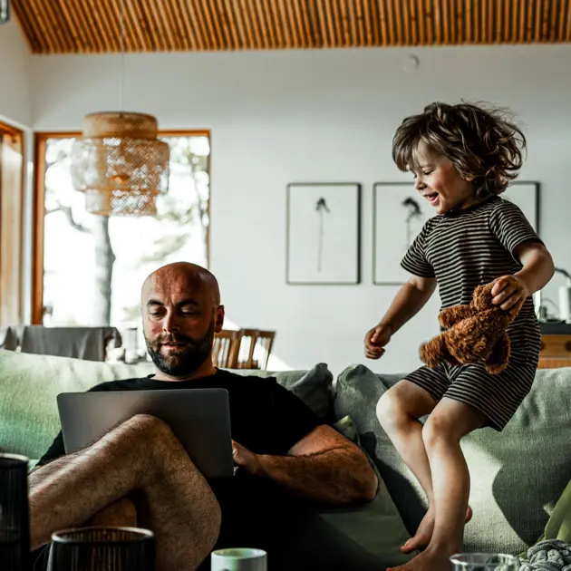 Barn hoppar i soffa.