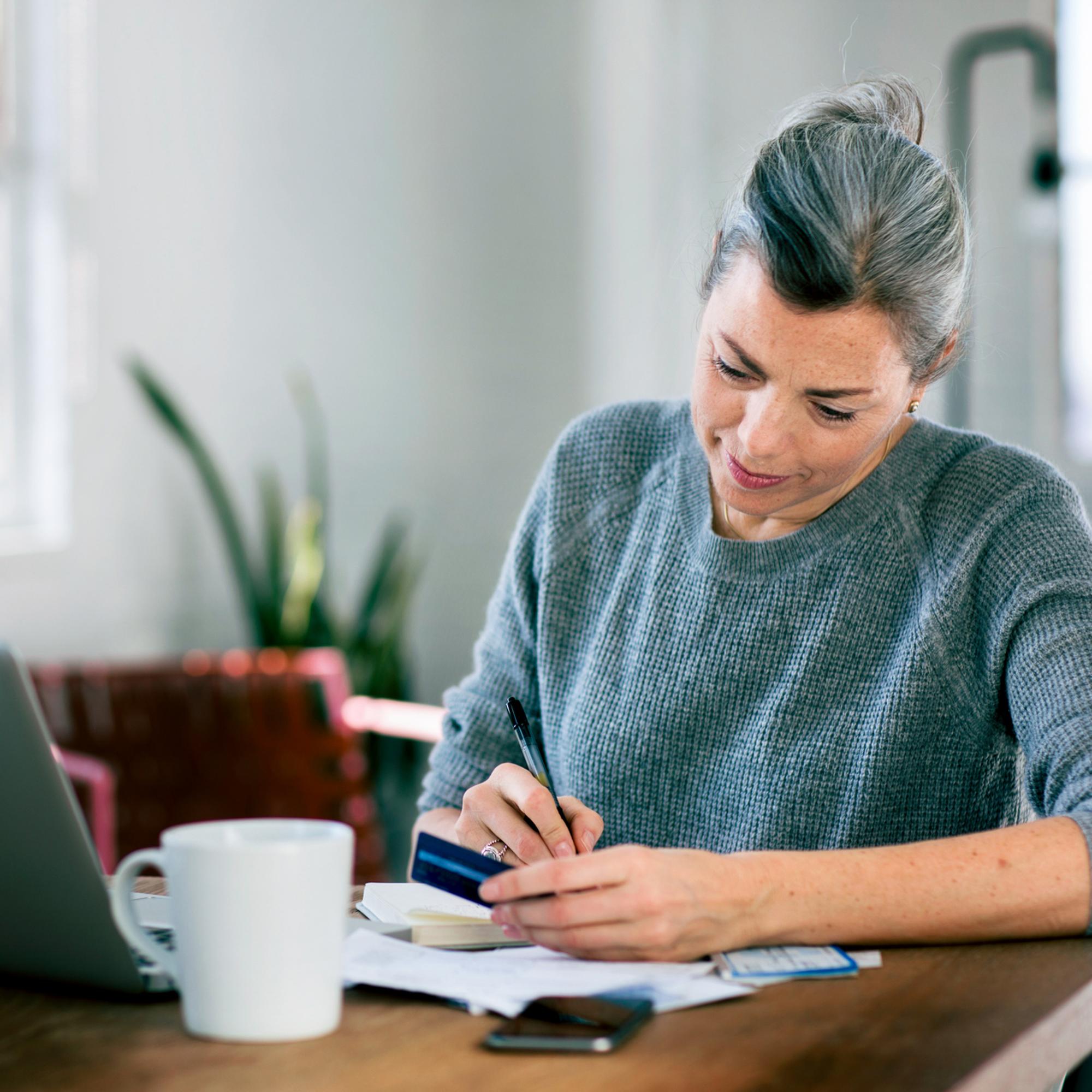 Kvinna jobbar vid köksbord