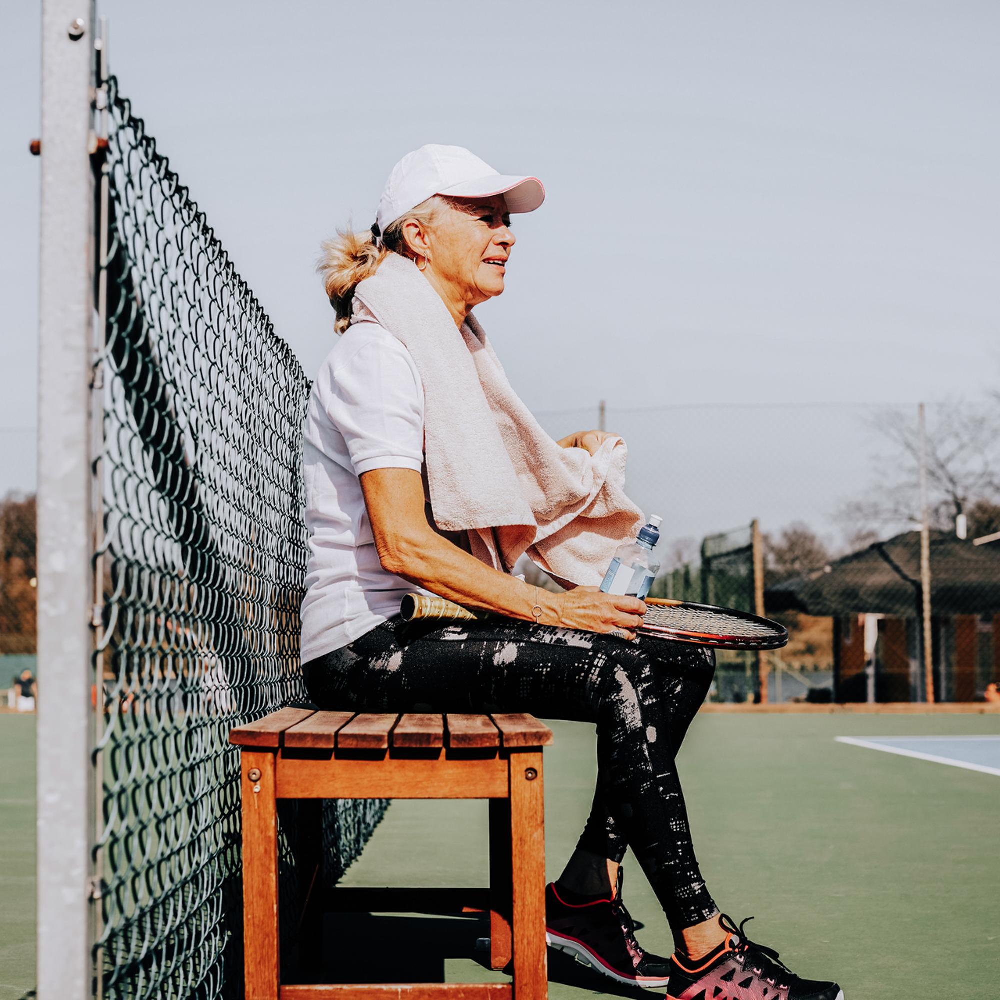 Kvinna spelar tennis.