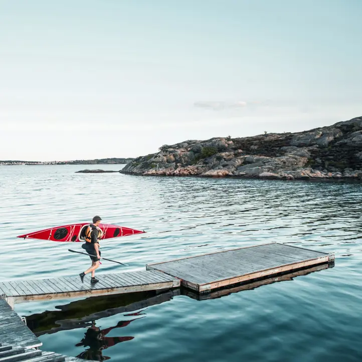 En man som paddlar kajak.