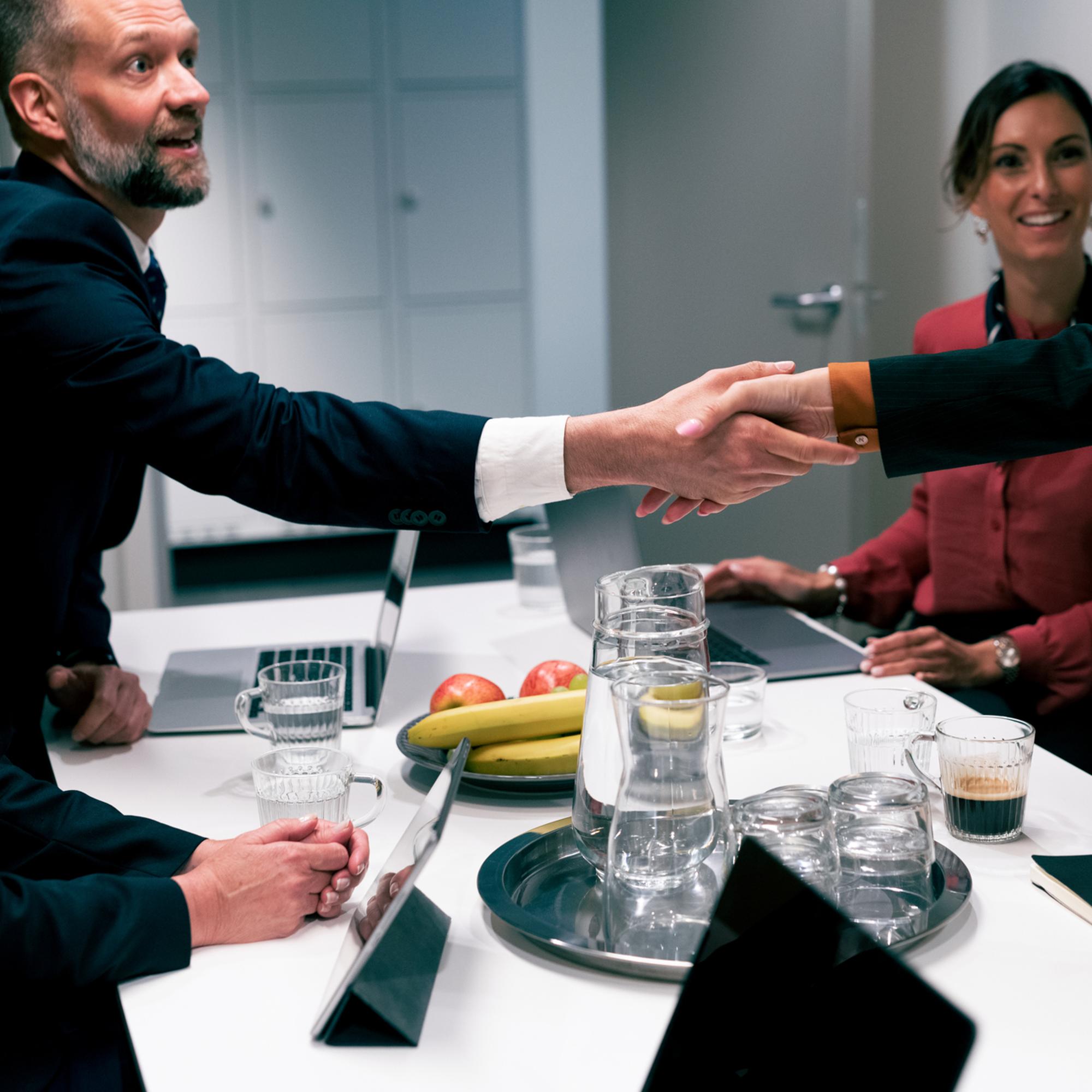 En man som skakar hand på ett möte