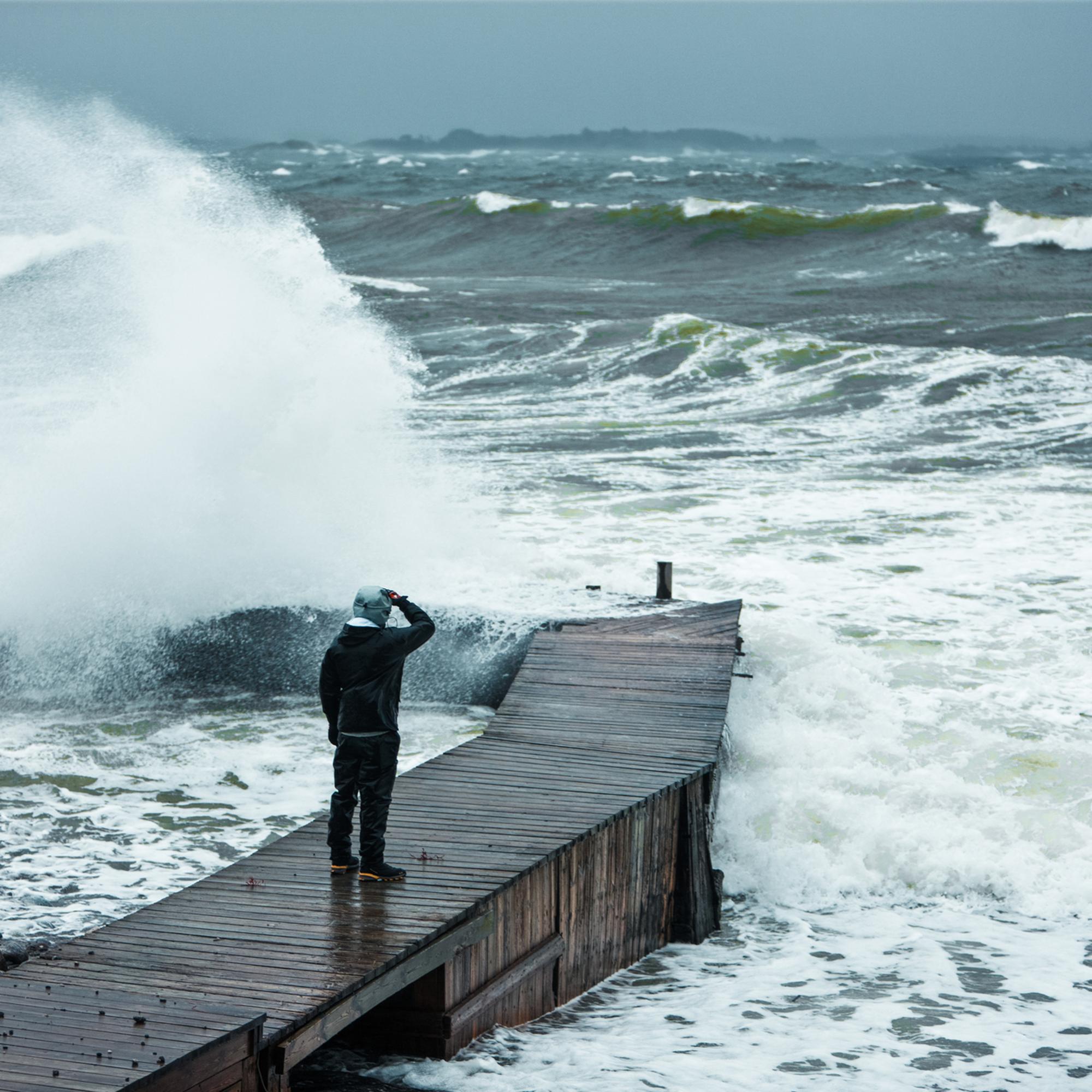 En man vid ett stormigt hav.