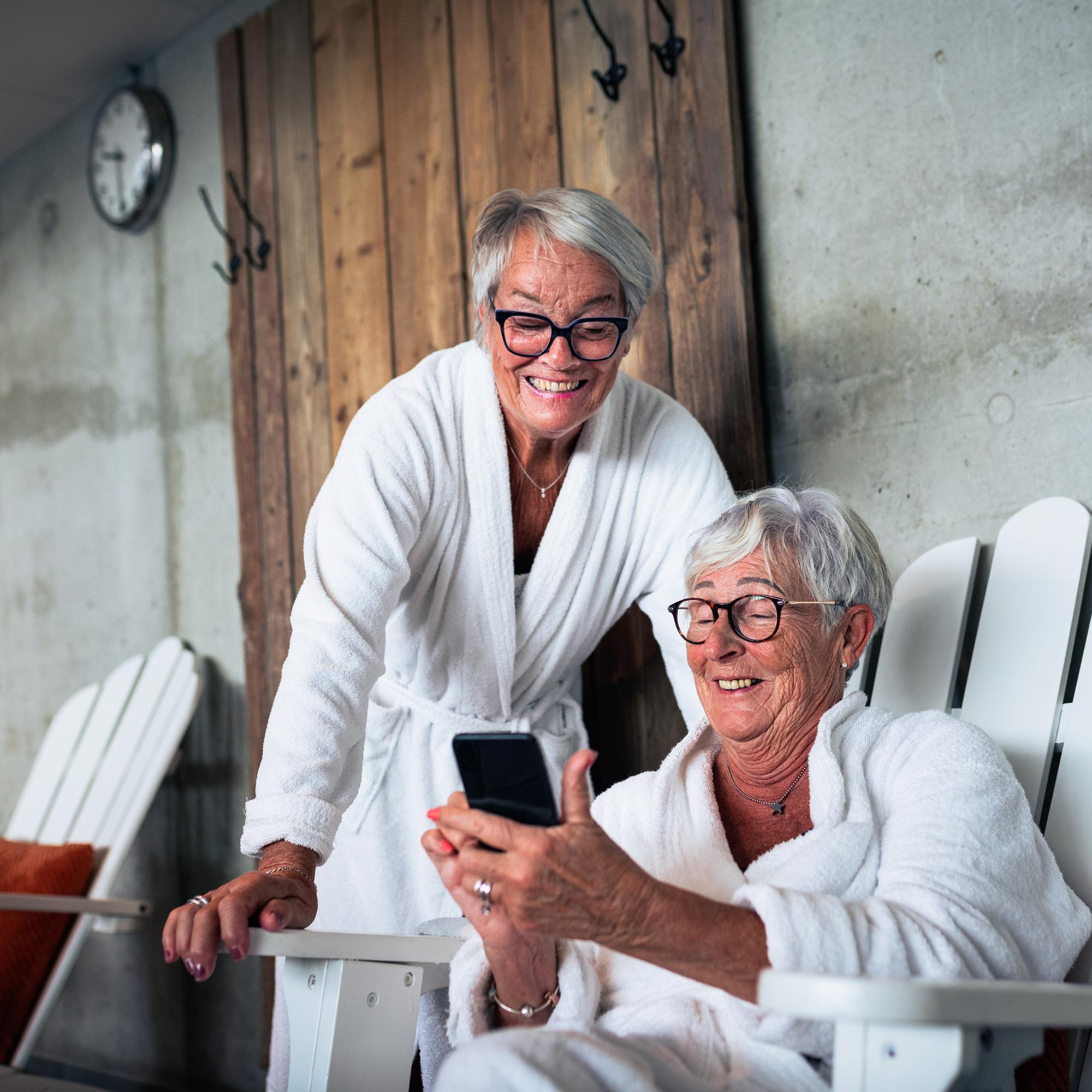 Två glada pensionärer på ett spa.