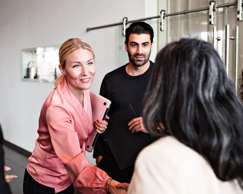 Affärskvinna skakar hand