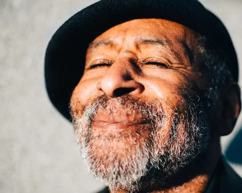 Äldre man njuter av solen