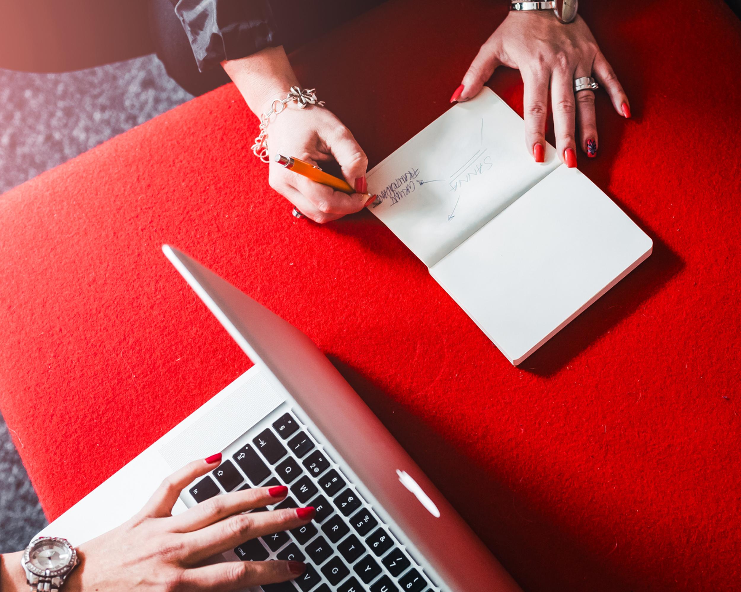 Arbete vid dator - bild tagen uppifrån.