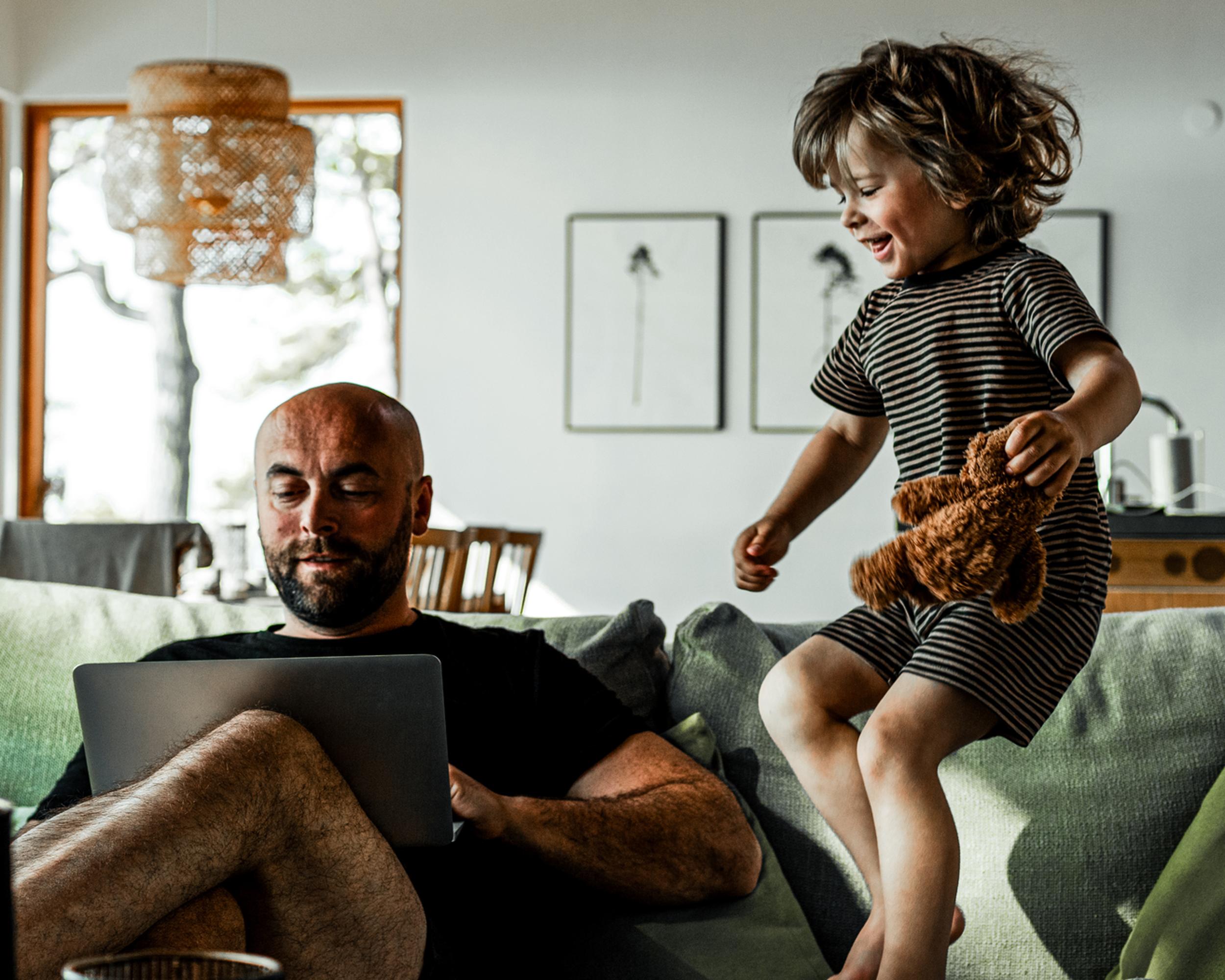 Barn hoppar i soffa.