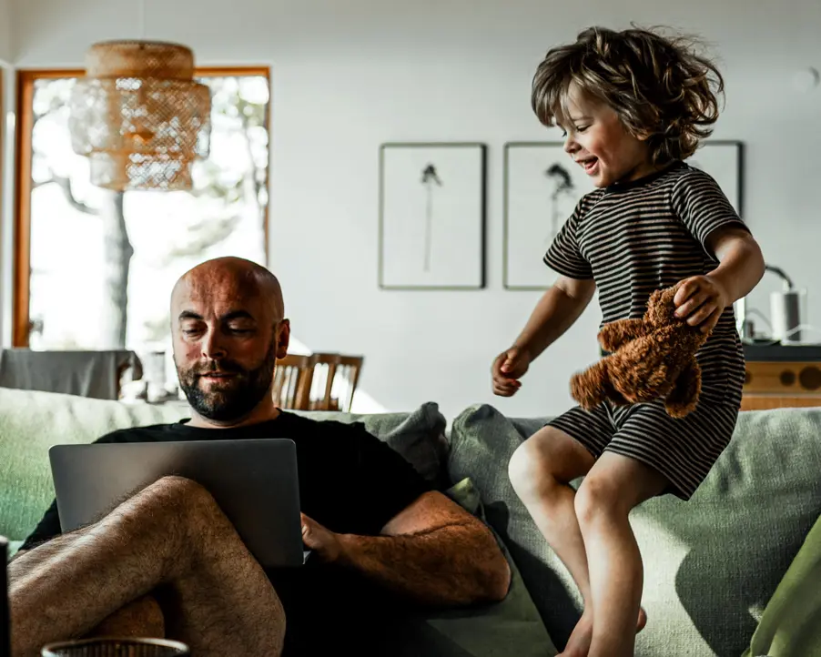 Barn hoppar i soffa.