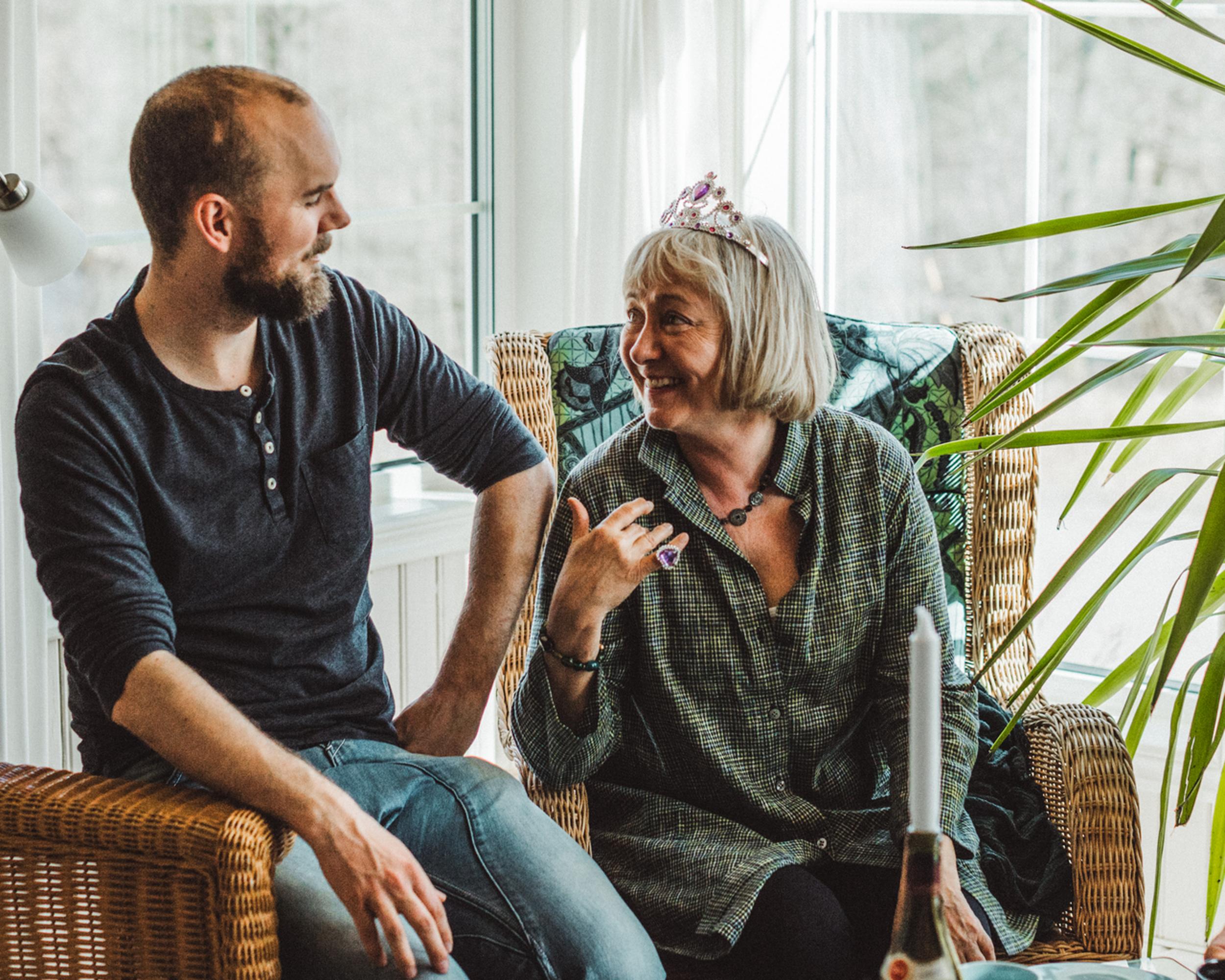 Glad pensionär på kalas med man.