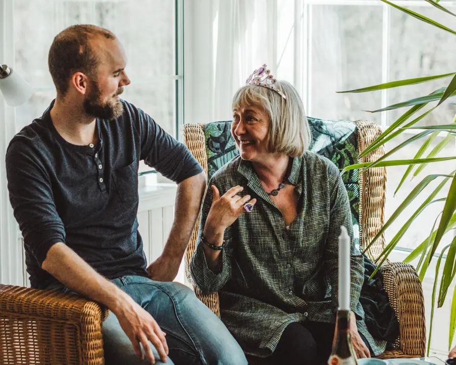 Glad pensionär på kalas med man.