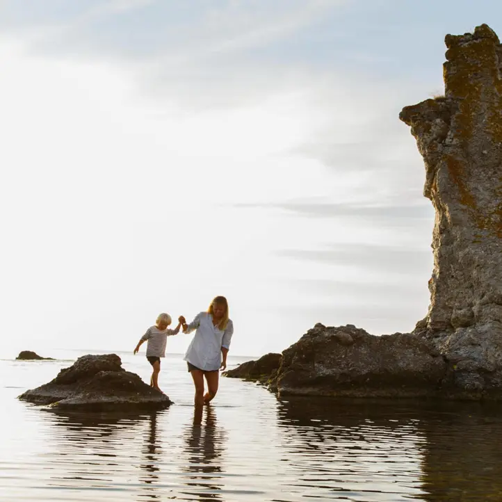 Kvinna med barn vid vatten