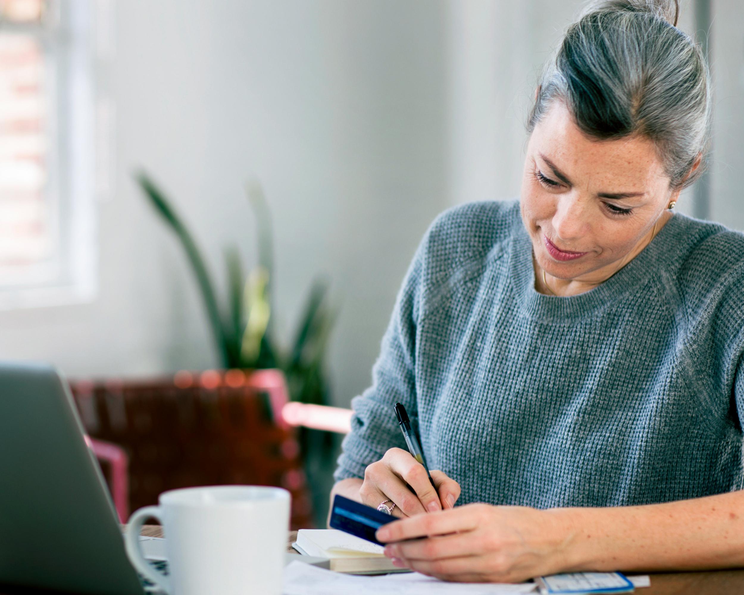 Kvinna jobbar vid köksbord