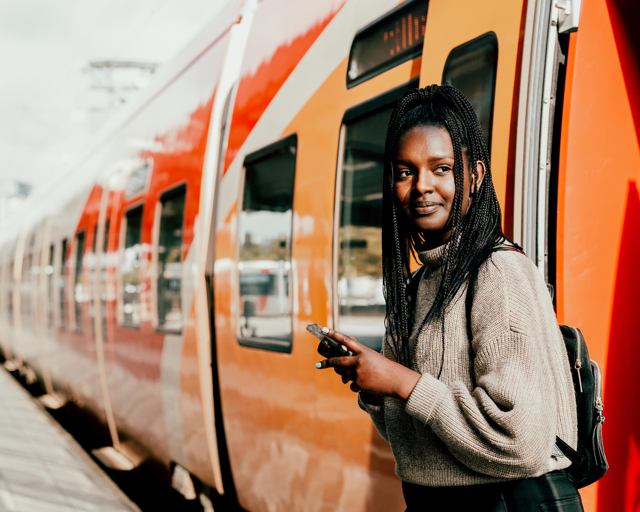 Kvinna kliver av tåg