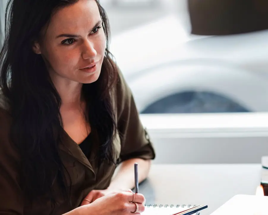 Kvinna med papper och penna.