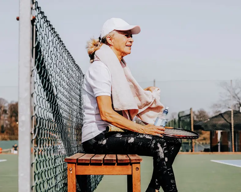 Kvinna spelar tennis