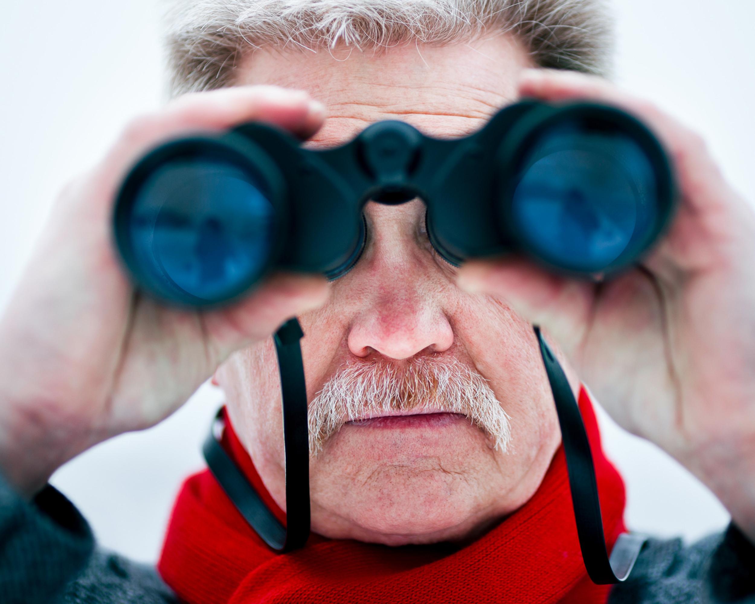 En pensionär med en kikare