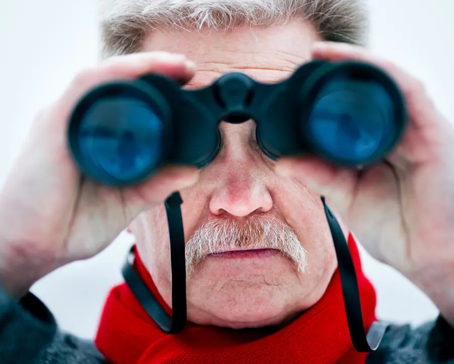 En pensionär med en kikare