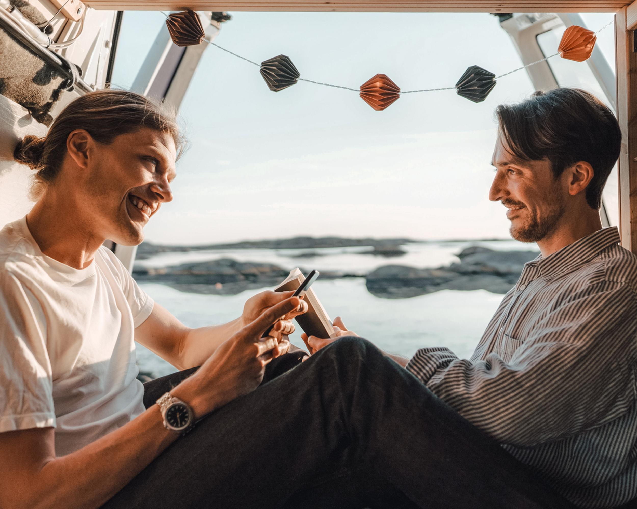 Två män i en husbil i skärgården