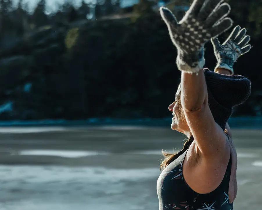 En kvinna som vinterbadar.