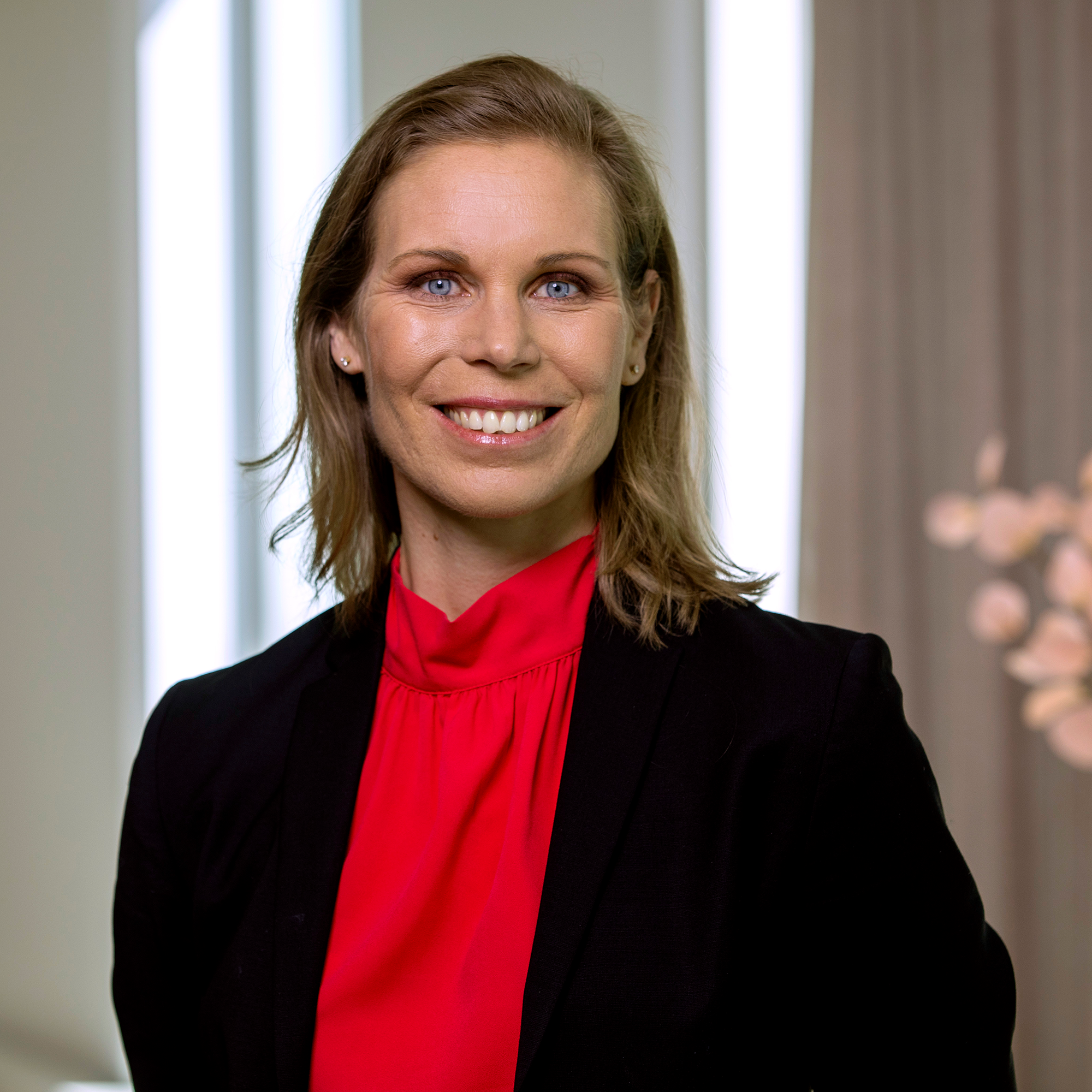 Anna Jönsson står på kontoret.