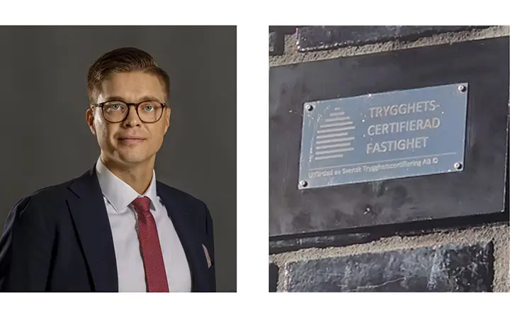 Man i kostym med glasögon och en skylt på en vägg med texten "Trygghetscertifierad fastighet"