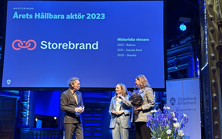 Storebrand mottar utmärkelsen "Årets Hållbara Aktör 2023" vid en ceremoni organiserad av Söderberg & Partners, med presentation på en scen omgiven av blommor
