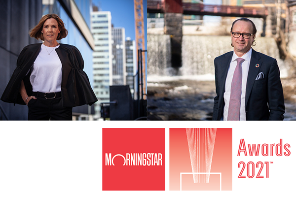 Två personer poserar i affärskläder framför stadsmiljö och vattenfall, med logotypen för Morningstar Awards 2021 i förgrunden