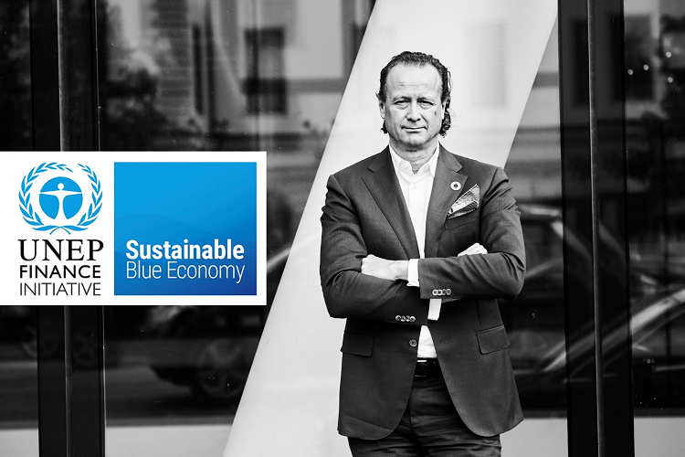 Man i kostym står med armarna i kors vid logotyp för UNEP Finance Initiative och Sustainable Blue Economy