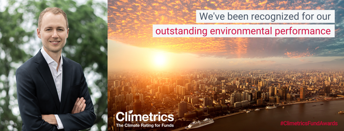 Person i kostym framför grönskande bakgrund och en vy över en stad i solnedgången med texten "We've been recognized for our outstanding environmental performance". Climetric-logotyp och #ClimetricsFundAwards