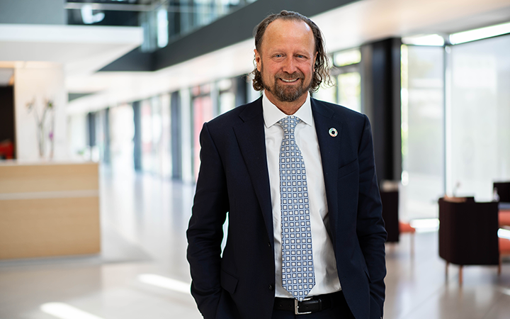 Man i kostym i kontorsmiljö med modern inredning