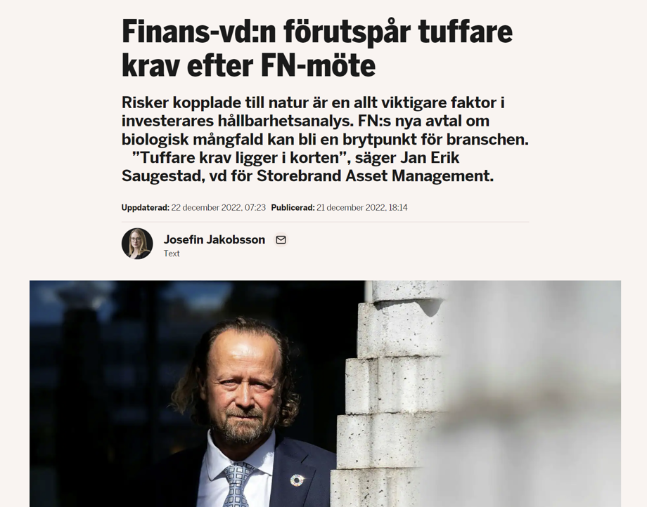 Tidningsartikel med rubriken "Finans-vd:n förutspår tuffare krav efter FN-möte", där en man i kostym står bredvid en vit kolonn. Artikeln diskuterar hållbarhet och biologisk mångfald efter FN-avtal. Josefin Jakobsson som författare anges
