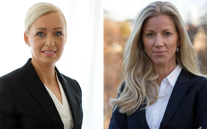 Två professionella kvinnor i kostymer, blond, leende i en företagsmiljö