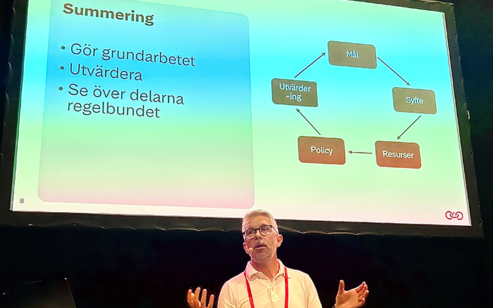 Föreläsning om strategisk planering med flödesschema och text på skärm: 