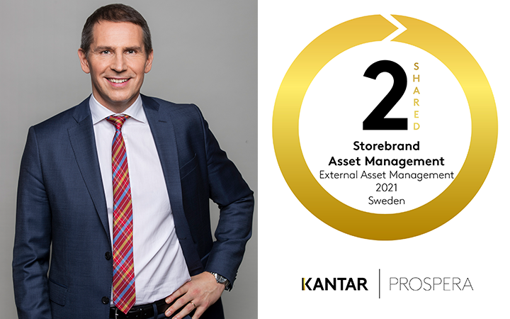 Man i kostym och slips bredvid en utmärkelse för Storebrand Asset Management, rankad tvåa i extern kapitalförvaltning i Sverige 2021, av Kantar Prospera