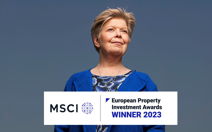 Kvinna i blå kavaj med text "MSCI European Property Investment Awards Winner 2023" på en banner nedanför