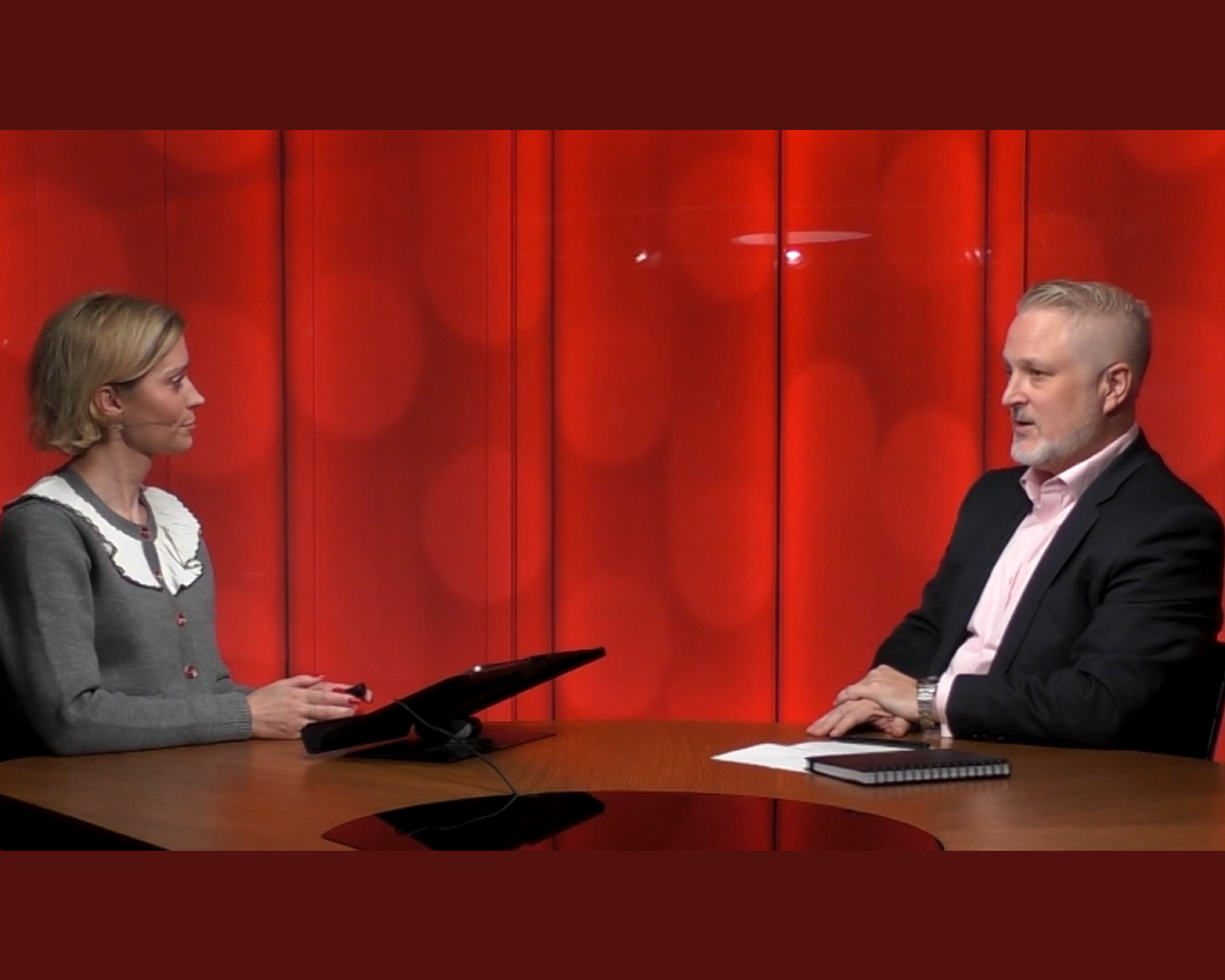 Natalie intervjuar Philip i Förvaltarträff i studion på kontoret i Oslo.