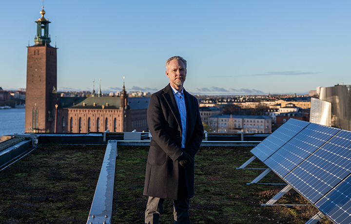 Henrik Svensson står på taket på kontoret på Vasagatan i Stockholm.