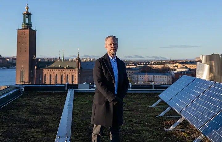 Henrik Svensson står på taket på kontoret på Vasagatan i Stockholm.