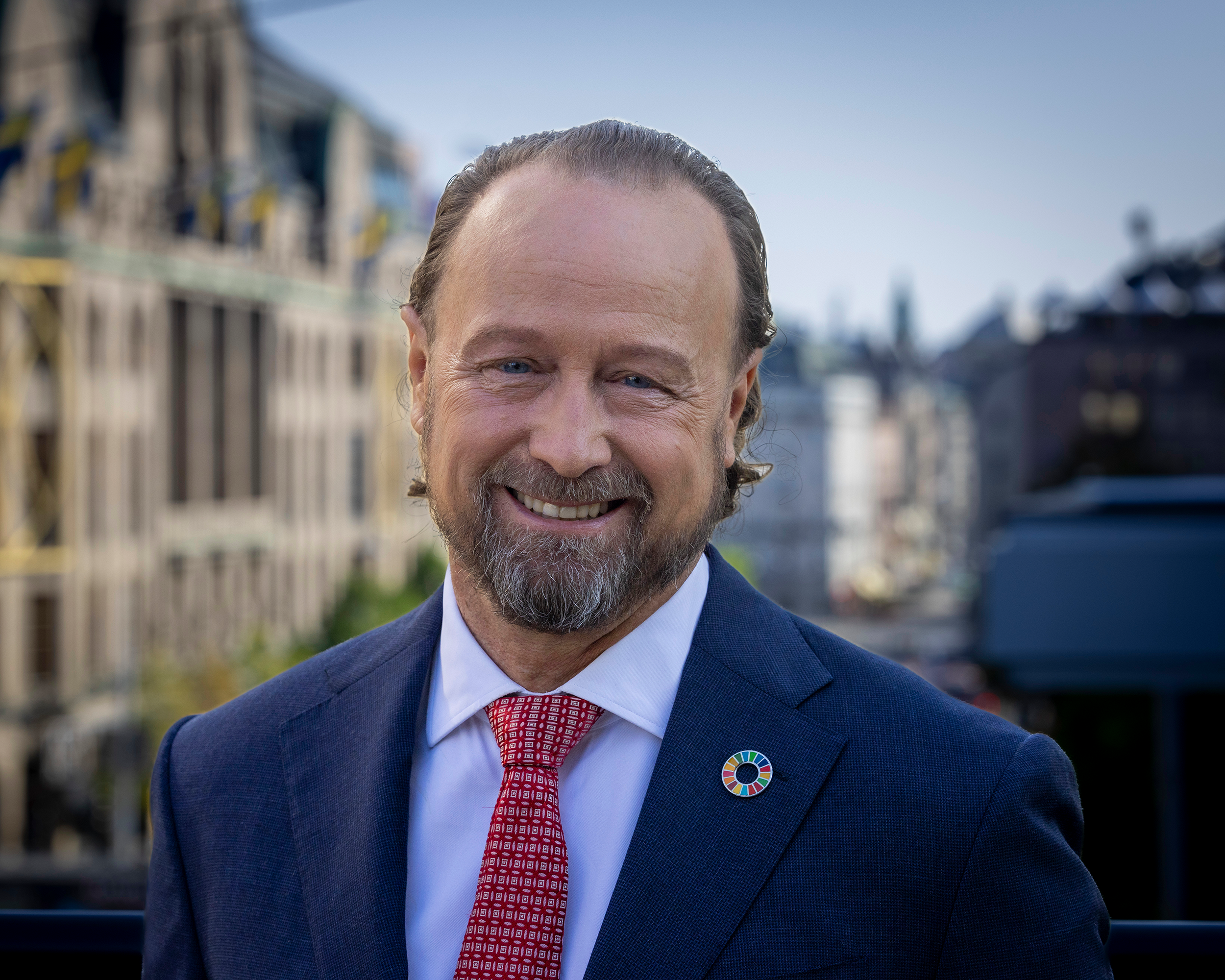 Jan-Erik Saugestad utomhus i Stockholm.  