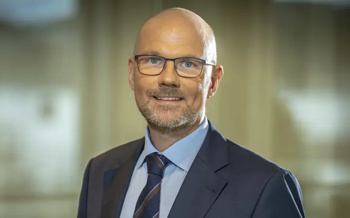 Michael Gobitschek framför glasvägg