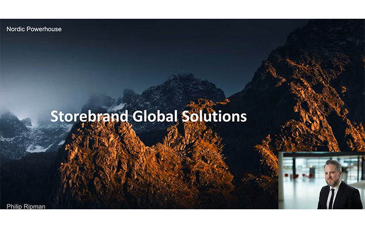 En bergslandskap i solnedgång med texten "Storebrand Global Solutions" och en infälld bild av en kostymklädd man i nedre högra hörnet