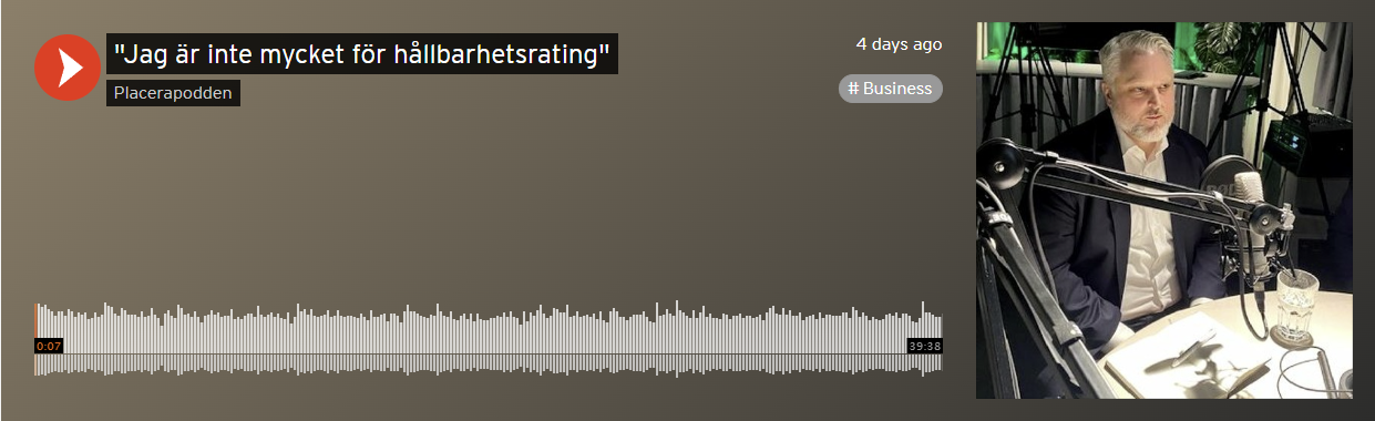 Placerapodden ljudfil med titeln "Jag är inte mycket för hållbarhetsrating" och en person vid en mikrofon i en inspelningsstudio, taggad som Business