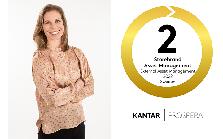 Person i beige blus bredvid Storebrand Asset Managements andraplatsutmärkelse från Kantar Prospera för extern kapitalförvaltning 2022, Sverige