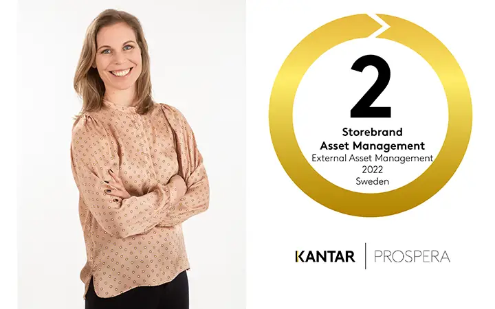 Person i beige blus bredvid Storebrand Asset Managements andraplatsutmärkelse från Kantar Prospera för extern kapitalförvaltning 2022, Sverige