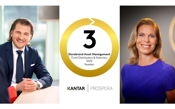 Två personer står bredvid en utmärkelse från Storebrand Asset Management, för tredje plats bland fonddistributörer och urval i Sverige 2022