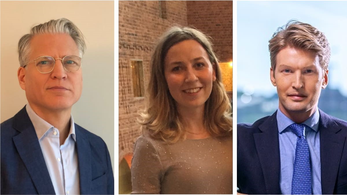 Tre personer poserar för porträttfotografier, två män i kostym och en kvinna i en glittrig tröja, mot olika bakgrunder