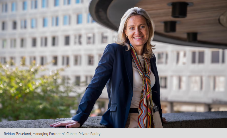 En kvinna i affärskläder med en färgglad scarf står utomhus vid en modern byggnad