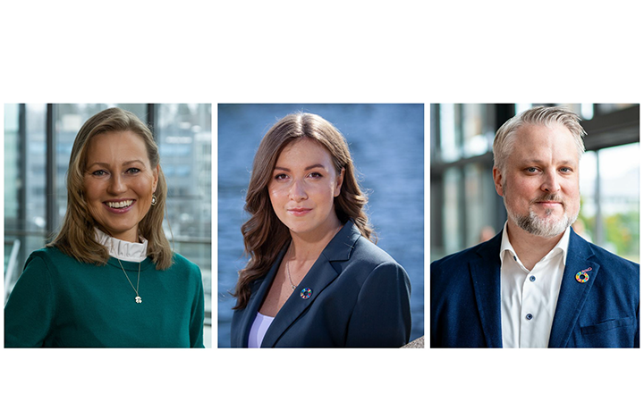 Tre personer i affärskläder ler framför olika bakgrunder